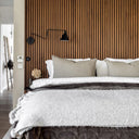 Panelvägg i sovrum – skapa lugn med design och akustik