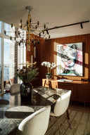 Modern matplats med ribbvägg i trä från Wood on Wall och stora fönster som släpper in dagsljus.