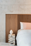 Säsongens trendigaste väggpanel inomhus: Design- och akustikpanel i valnöt